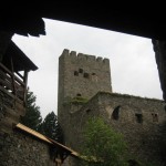 Blick auf die Ruine innerhalb der Burg