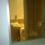 Hotel Goliath Fenster vom Zimmer in Dusche