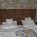 Das Bett - die Farben sind zwar nicht so meins, aber insgesamt schon sehr gut das Teil :-) allerdings nicht zu vergleichen mit dem aus Hotel Stein
