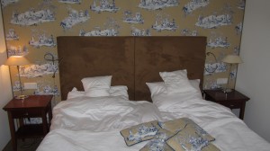 Das Bett - die Farben sind zwar nicht so meins, aber insgesamt schon sehr gut das Teil :-) allerdings nicht zu vergleichen mit dem aus Hotel Stein