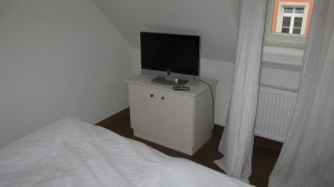 Ein Fernseher am Bett - muss einfach sein! (wenn man ihn mal anbekommt ;-) )