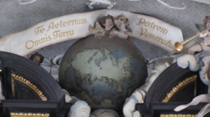 Im innern der Basilika St. Emmeran - die (Welt-)Kugel auf der Orgel