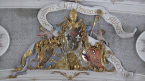 Im innern der Basilika St. Emmeran - ein Deckengebilde mit einem Bischof und einem Löwen auf bayerischen Hintergrund