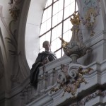 Im innern der Basilika St. Emmeran - der stille Beobachter am linken, hintersten und höchstgelegenen Fenster