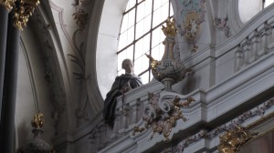 Im innern der Basilika St. Emmeran - der stille Beobachter am linken, hintersten und höchstgelegenen Fenster