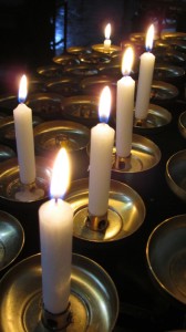 Im innern der Basilika St. Emmeran - Das Kerzenopfer von Nina